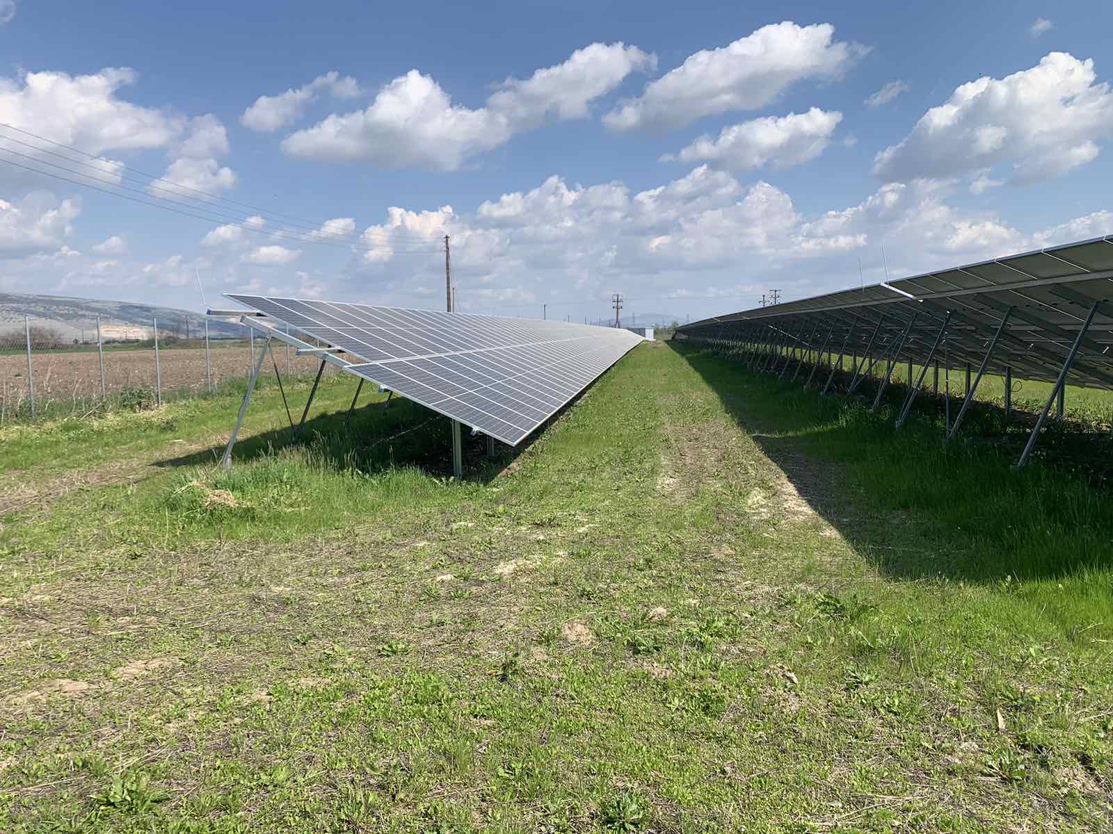 Φωτοβολταικά πάνελ πλάι